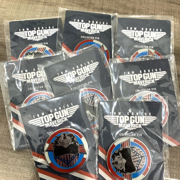 8 TopGun Maverick Collectors Pins - Picture 1 of 2